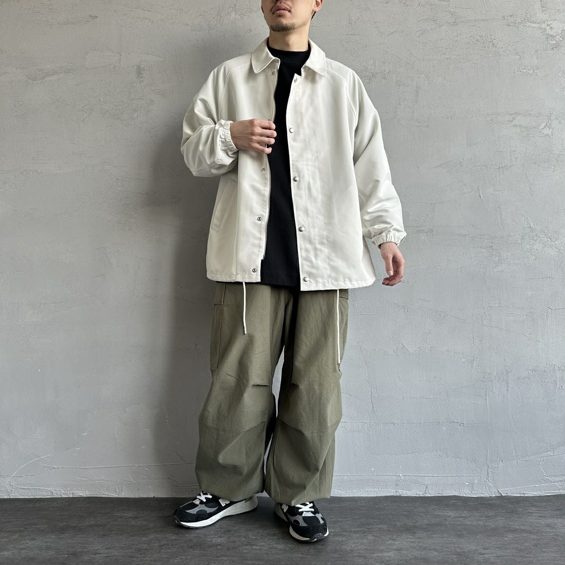 UNIVERSAL OVERALL [ユニバーサルオーバーオール] 別注 コーチジャケット [U2511422IN-JF] OFF &&モデル身長：168cm 着用サイズ：M&&