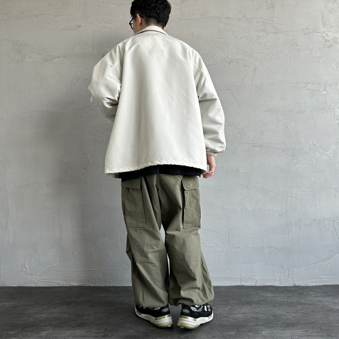 UNIVERSAL OVERALL [ユニバーサルオーバーオール] 別注 コーチジャケット [U2511422IN-JF] OFF &&モデル身長：168cm 着用サイズ：M&&