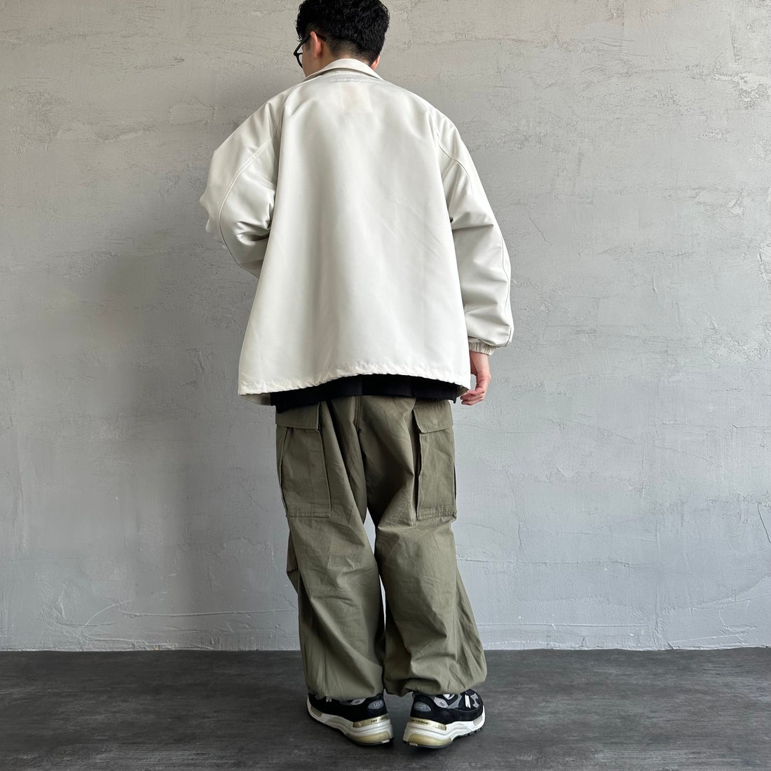 UNIVERSAL OVERALL [ユニバーサルオーバーオール] 別注 コーチジャケット [U2511422IN-JF] OFF &&モデル身長：168cm 着用サイズ：M&&