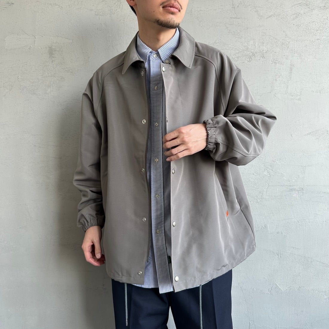 UNIVERSAL OVERALL [ユニバーサルオーバーオール] 別注 コーチジャケット [U2511422IN-JF] GRAY &&モデル身長：168cm 着用サイズ：L&&