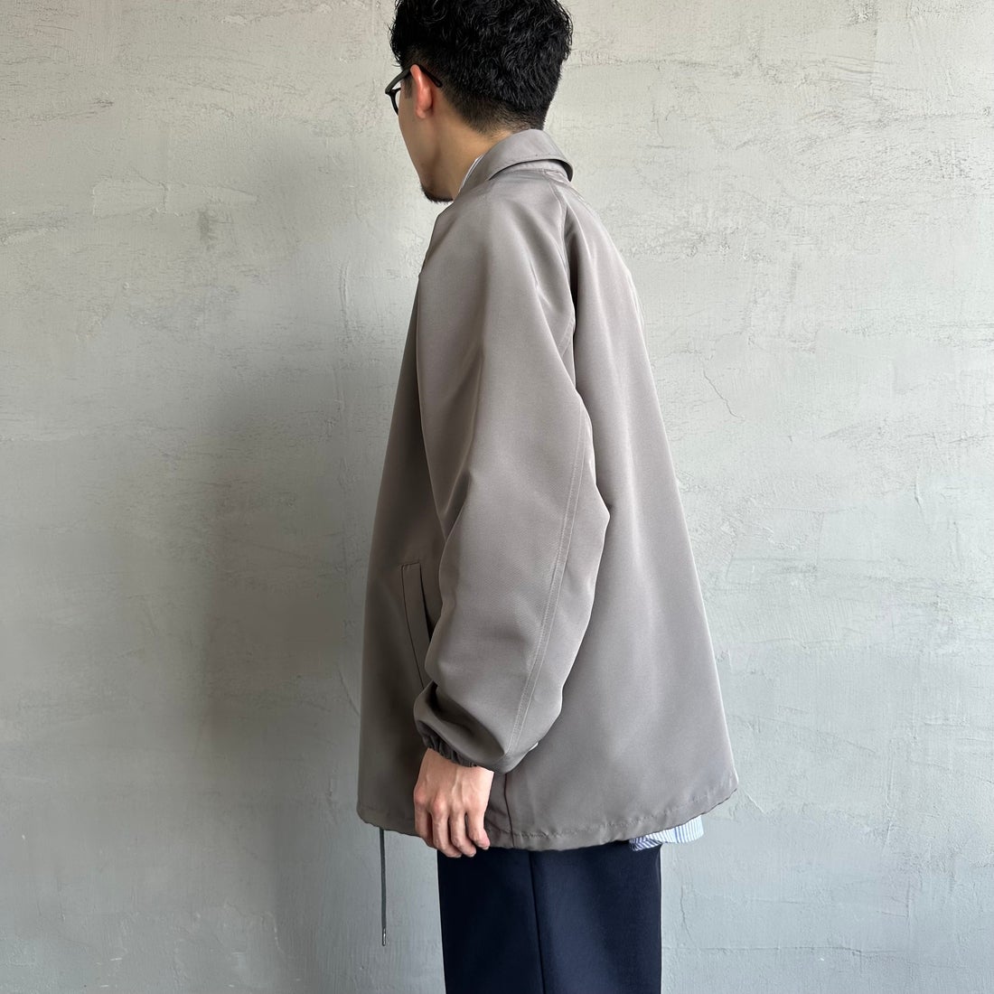 UNIVERSAL OVERALL [ユニバーサルオーバーオール] 別注 コーチジャケット [U2511422IN-JF] GRAY &&モデル身長：168cm 着用サイズ：L&&