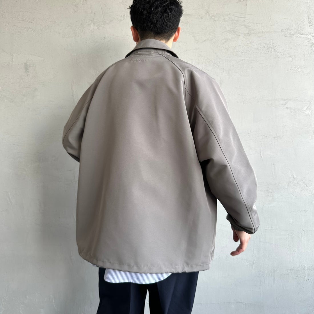 UNIVERSAL OVERALL [ユニバーサルオーバーオール] 別注 コーチジャケット [U2511422IN-JF] GRAY &&モデル身長：168cm 着用サイズ：L&&