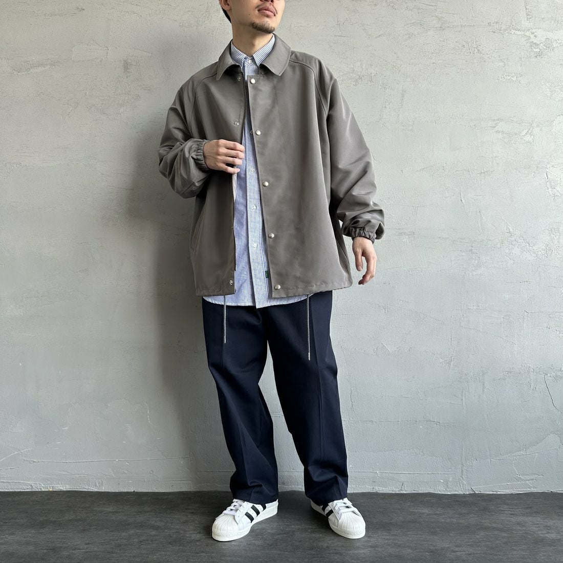 UNIVERSAL OVERALL [ユニバーサルオーバーオール] 別注 コーチジャケット [U2511422IN-JF] GRAY &&モデル身長：168cm 着用サイズ：L&&