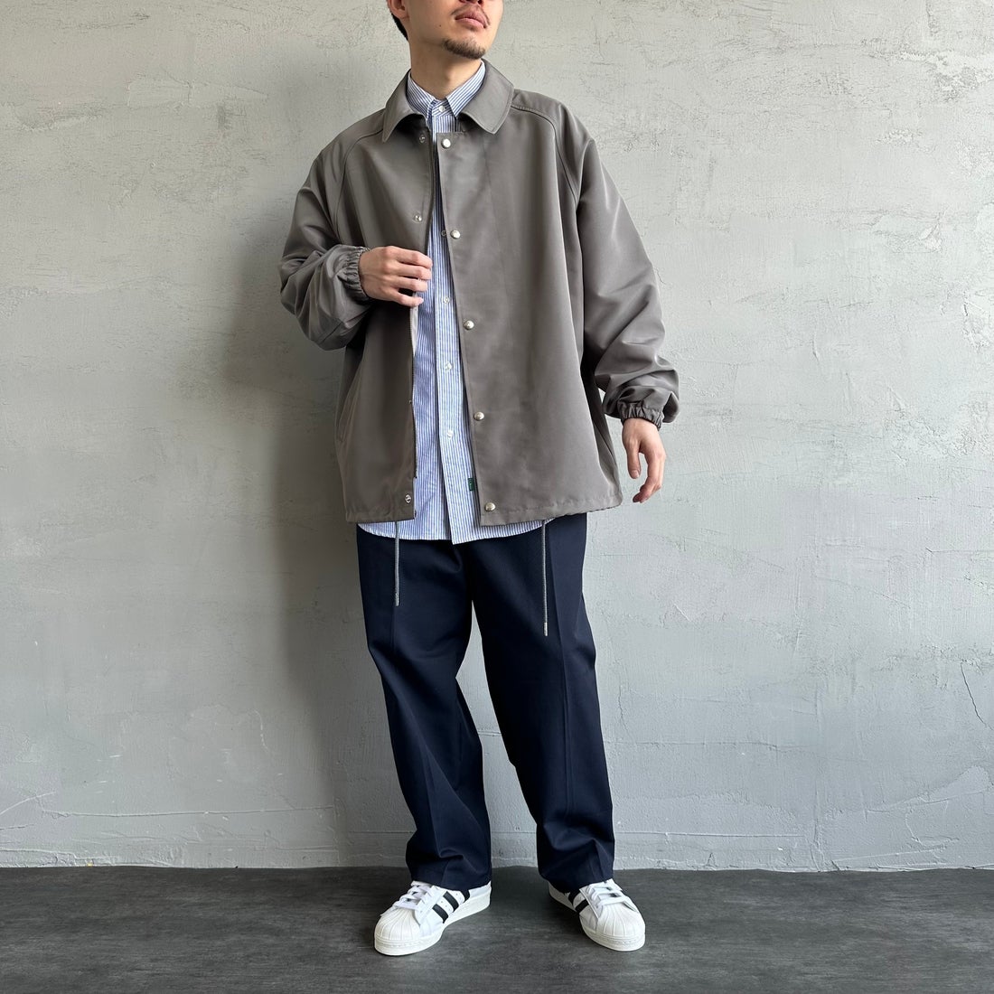 UNIVERSAL OVERALL [ユニバーサルオーバーオール] 別注 コーチジャケット [U2511422IN-JF] GRAY &&モデル身長：168cm 着用サイズ：L&&