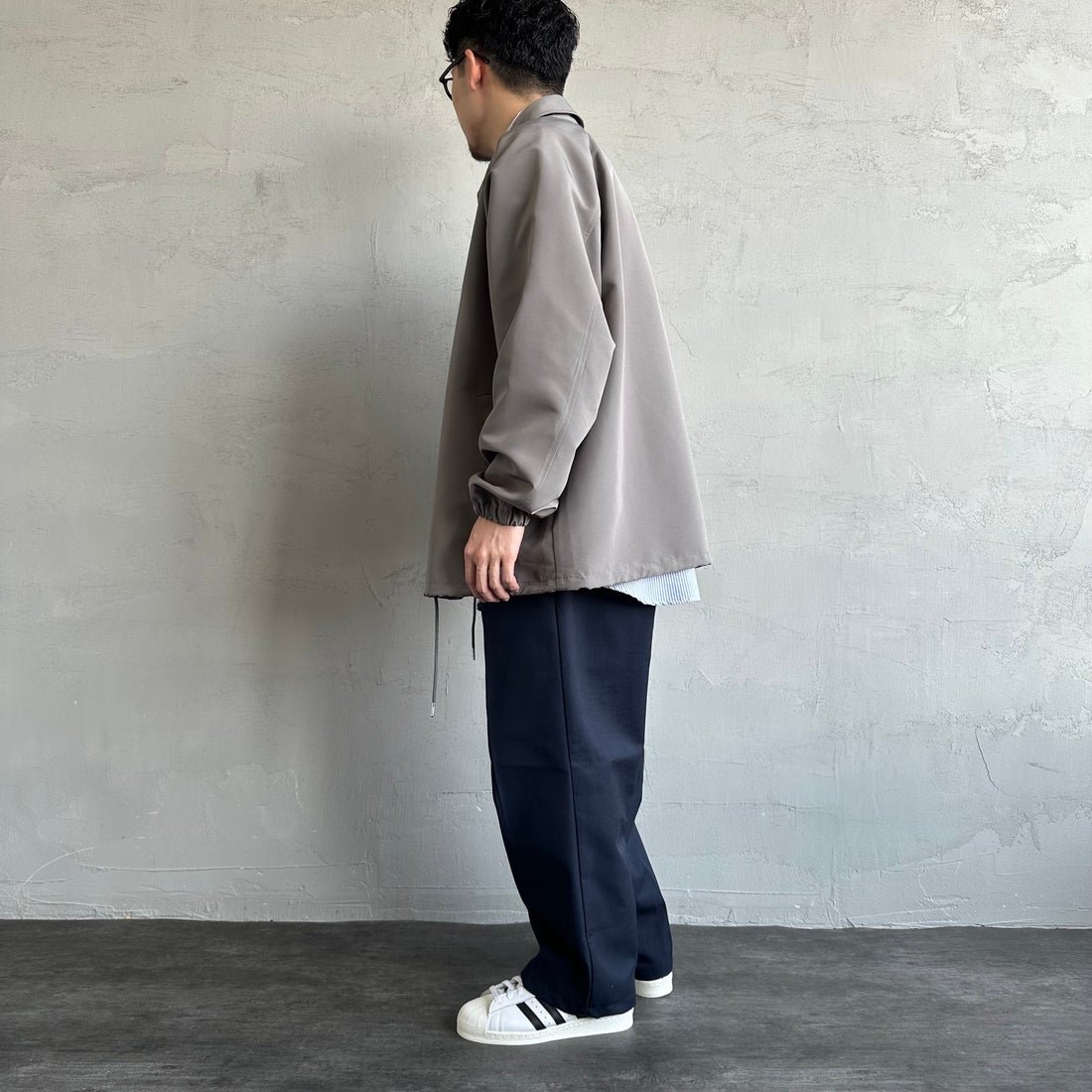 UNIVERSAL OVERALL [ユニバーサルオーバーオール] 別注 コーチジャケット [U2511422IN-JF] GRAY &&モデル身長：168cm 着用サイズ：L&&