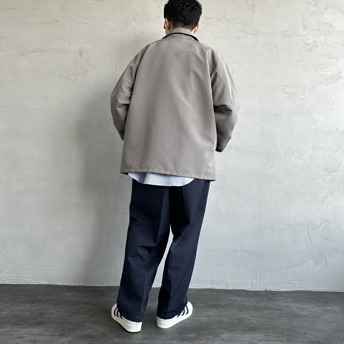 UNIVERSAL OVERALL [ユニバーサルオーバーオール] 別注 コーチジャケット [U2511422IN-JF] GRAY &&モデル身長：168cm 着用サイズ：L&&