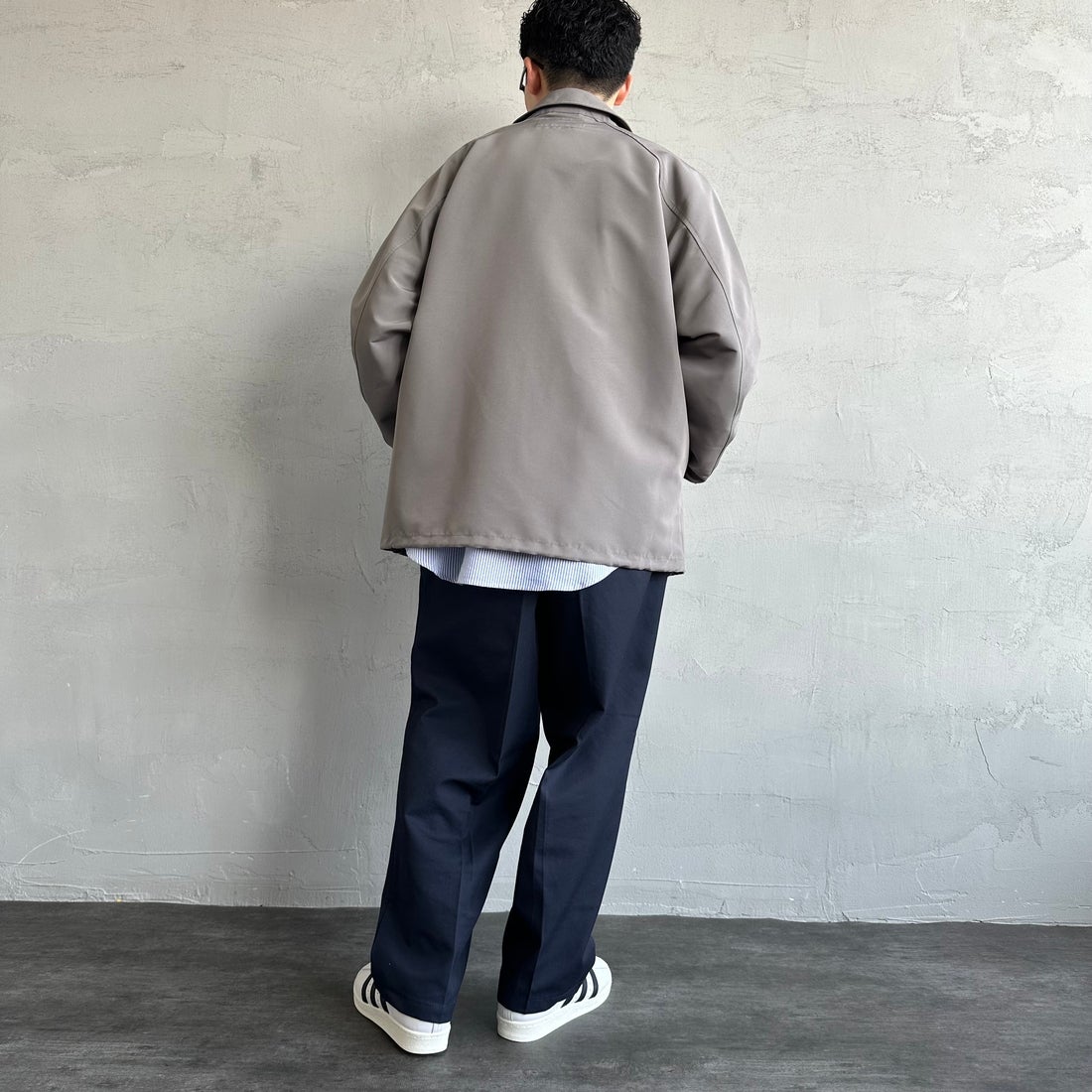 UNIVERSAL OVERALL [ユニバーサルオーバーオール] 別注 コーチジャケット [U2511422IN-JF] GRAY &&モデル身長：168cm 着用サイズ：L&&