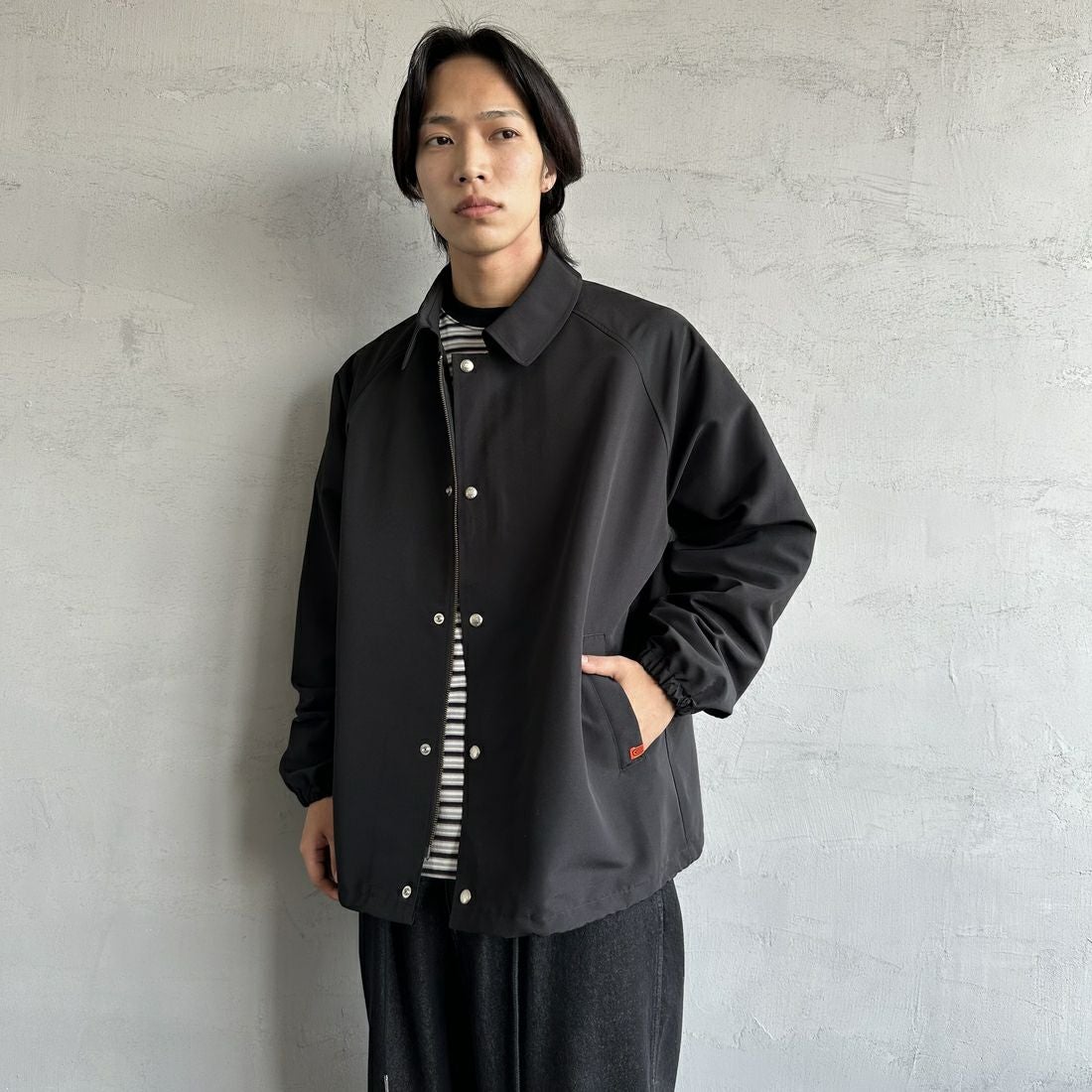 UNIVERSAL OVERALL [ユニバーサルオーバーオール] 別注 コーチジャケット [U2511422IN-JF] BLACK &&モデル身長：179cm 着用サイズ：L&&