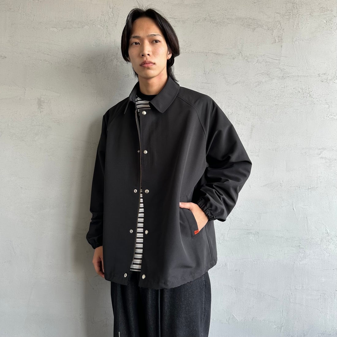 UNIVERSAL OVERALL [ユニバーサルオーバーオール] 別注 コーチジャケット [U2511422IN-JF] BLACK &&モデル身長：179cm 着用サイズ：L&&