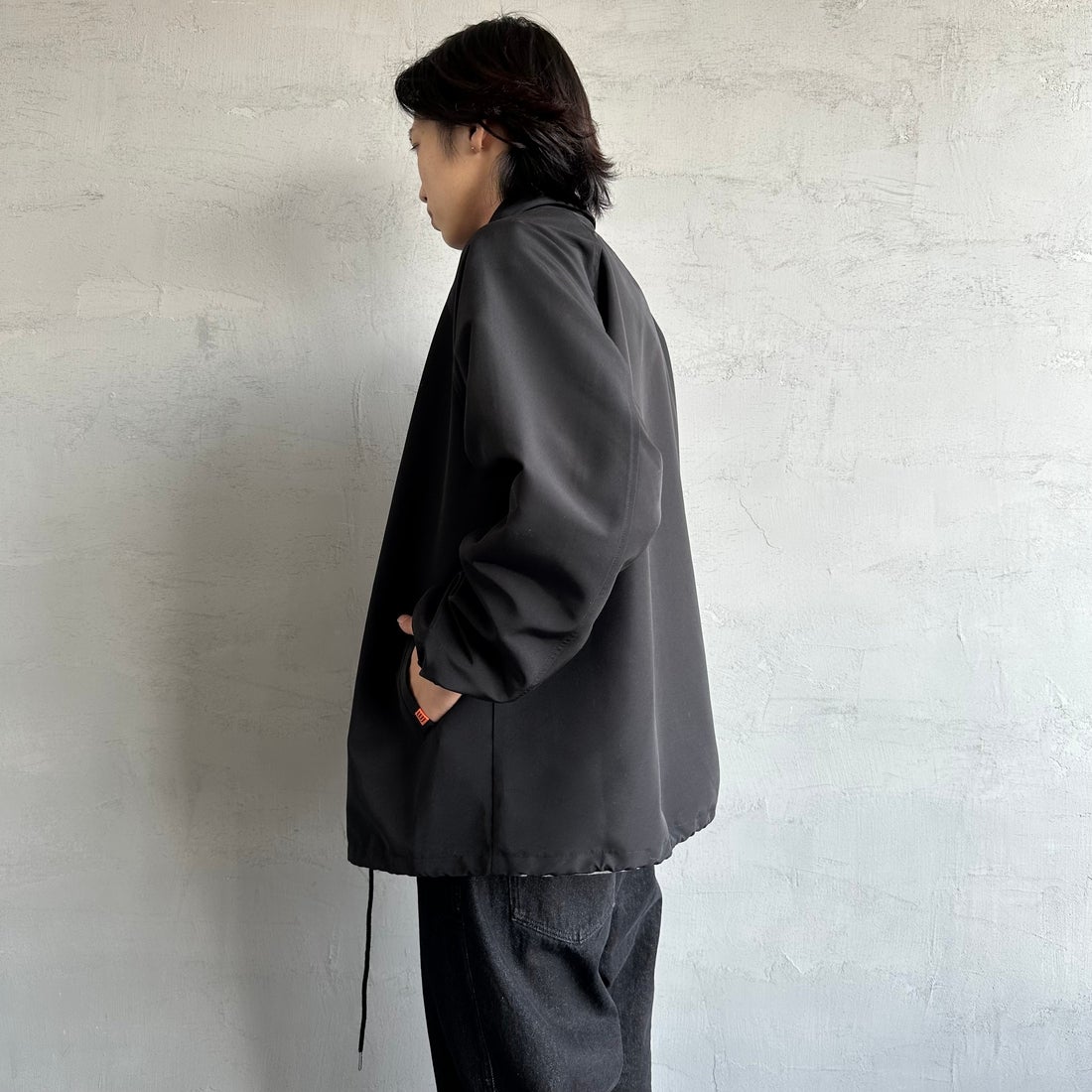 UNIVERSAL OVERALL [ユニバーサルオーバーオール] 別注 コーチジャケット [U2511422IN-JF] BLACK &&モデル身長：179cm 着用サイズ：L&&