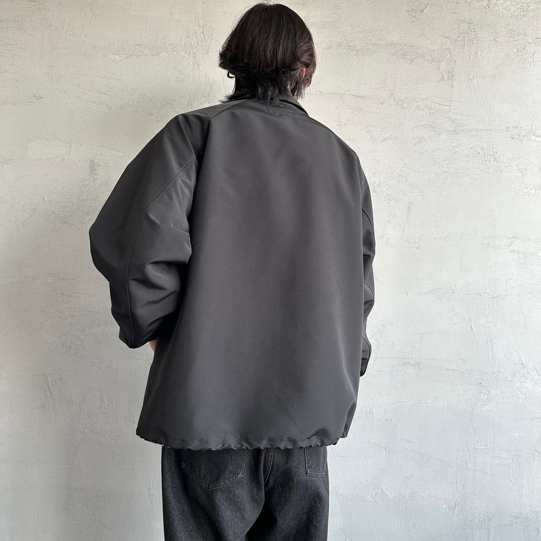 UNIVERSAL OVERALL [ユニバーサルオーバーオール] 別注 コーチジャケット [U2511422IN-JF] BLACK &&モデル身長：179cm 着用サイズ：L&&