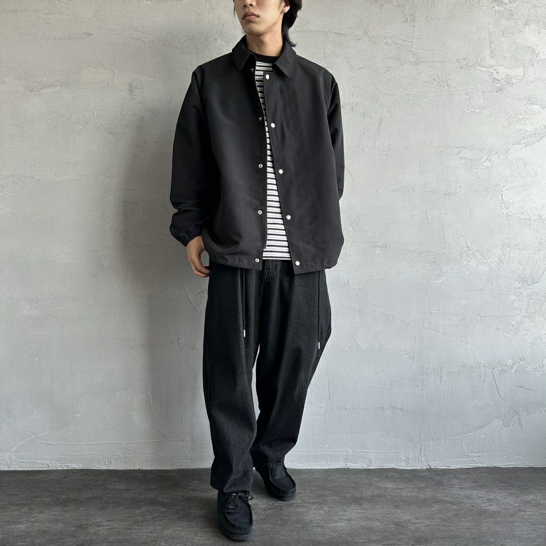 UNIVERSAL OVERALL [ユニバーサルオーバーオール] 別注 コーチジャケット [U2511422IN-JF] BLACK &&モデル身長：179cm 着用サイズ：L&&