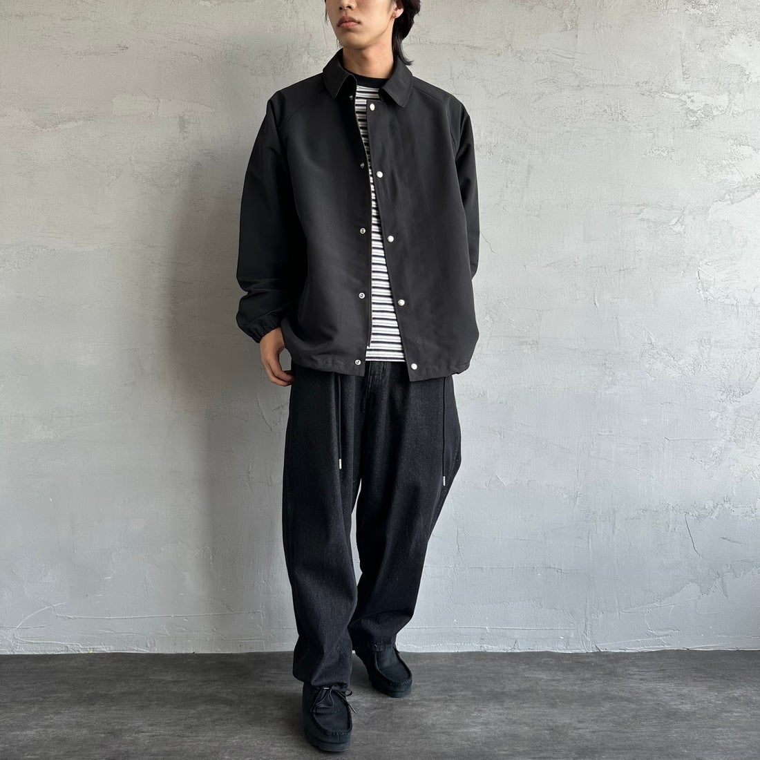 UNIVERSAL OVERALL [ユニバーサルオーバーオール] 別注 コーチジャケット [U2511422IN-JF] BLACK &&モデル身長：179cm 着用サイズ：L&&