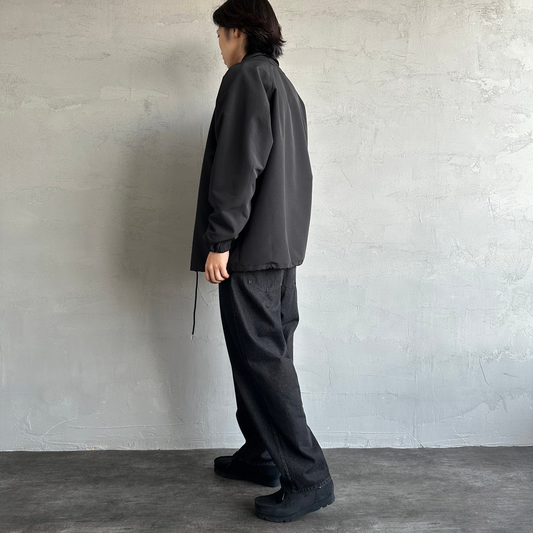 UNIVERSAL OVERALL [ユニバーサルオーバーオール] 別注 コーチジャケット [U2511422IN-JF] BLACK &&モデル身長：179cm 着用サイズ：L&&