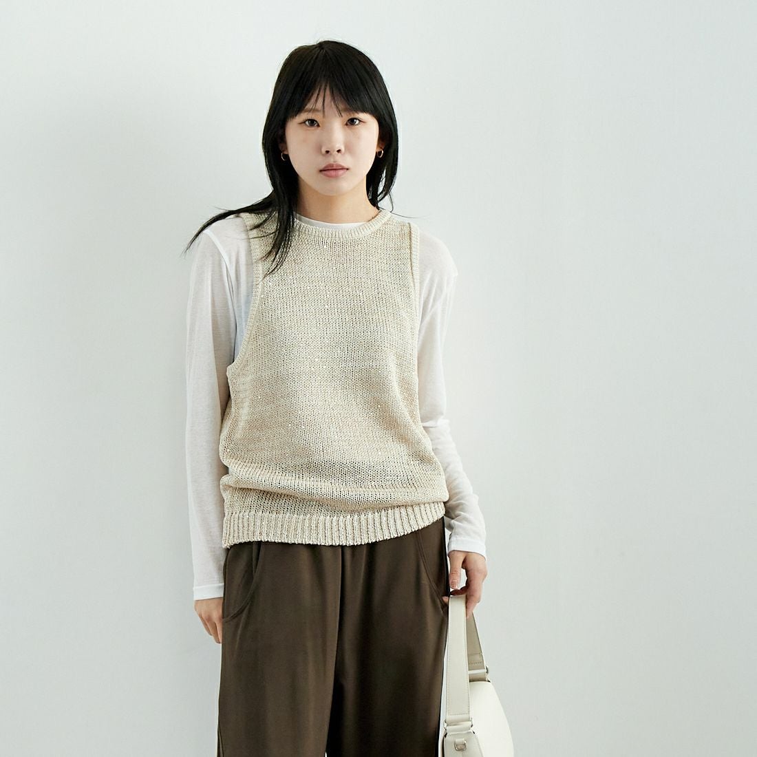 CLOCHE [クロシェ] スパンコール和紙ニットベスト [51285587] 031 ﾍﾞｰｼﾞｭ &&モデル身長：167cm 着用サイズ：2&&