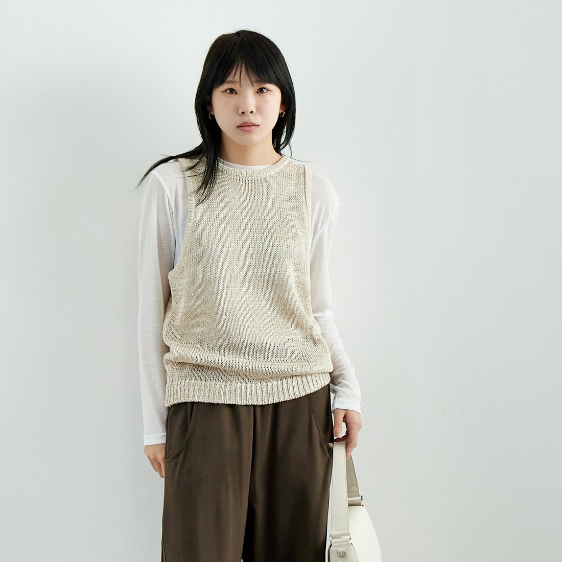 CLOCHE [クロシェ] スパンコール和紙ニットベスト [51285587] 031 ﾍﾞｰｼﾞｭ &&モデル身長：167cm 着用サイズ：2&&