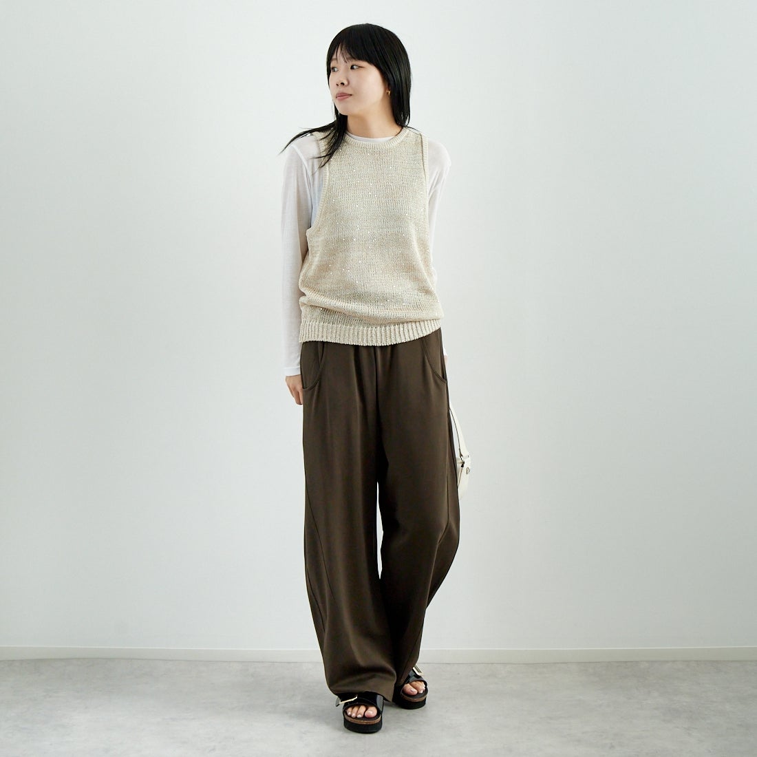 CLOCHE [クロシェ] スパンコール和紙ニットベスト [51285587] 031 ﾍﾞｰｼﾞｭ &&モデル身長：167cm 着用サイズ：2&&