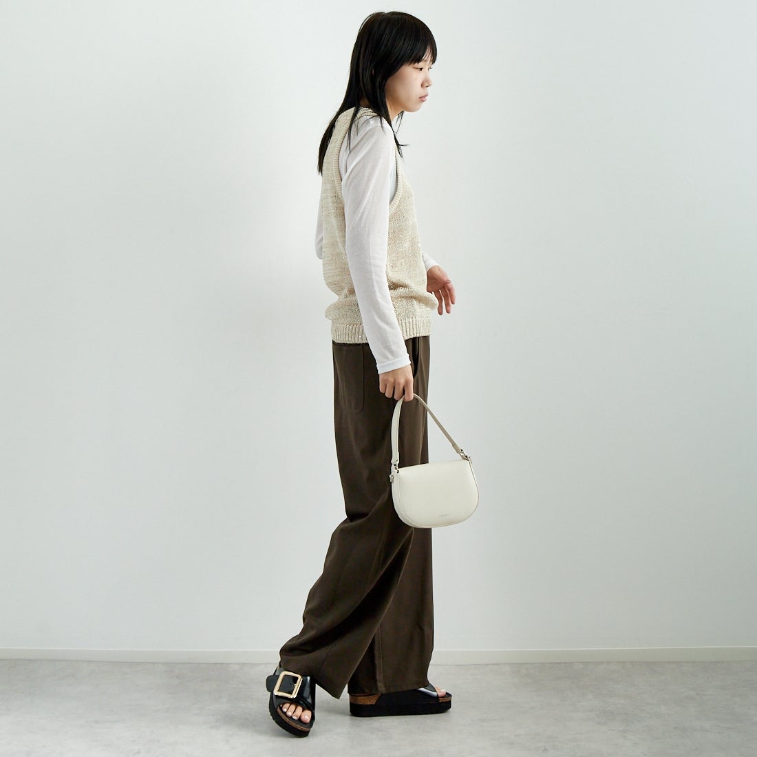 CLOCHE [クロシェ] スパンコール和紙ニットベスト [51285587] 031 ﾍﾞｰｼﾞｭ &&モデル身長：167cm 着用サイズ：2&&