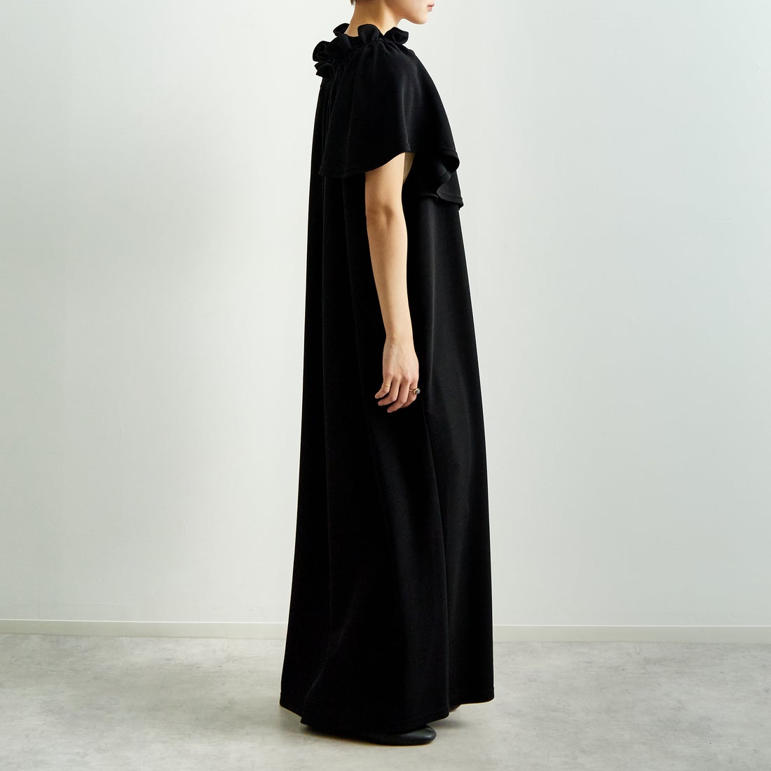 USINE [ユジーヌ] オフショルカットソーワンピース [2510403] BLACK &&モデル身長：160cm 着用サイズ：F&&