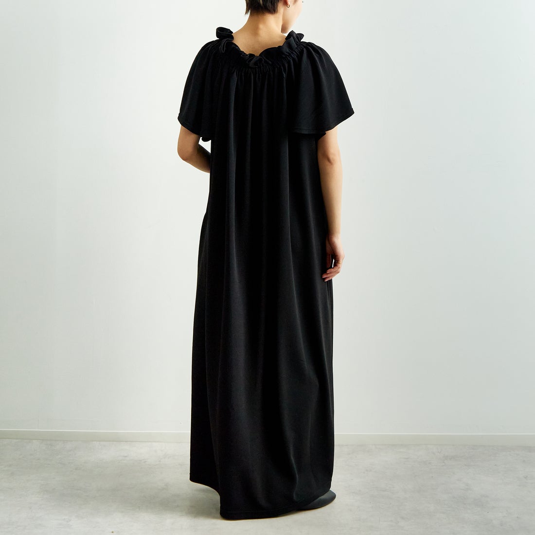 USINE [ユジーヌ] オフショルカットソーワンピース [2510403] BLACK &&モデル身長：160cm 着用サイズ：F&&
