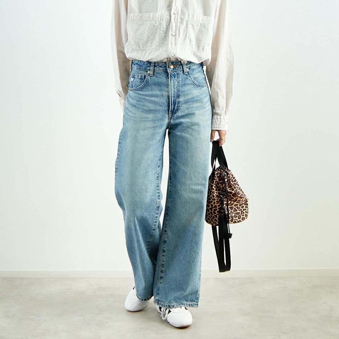 SOMETHING [サムシング] LISA ヴィンテージワイドデニムパンツ [SEA10] 56 L.BLUE &&モデル身長：160cm 着用サイズ：S&&