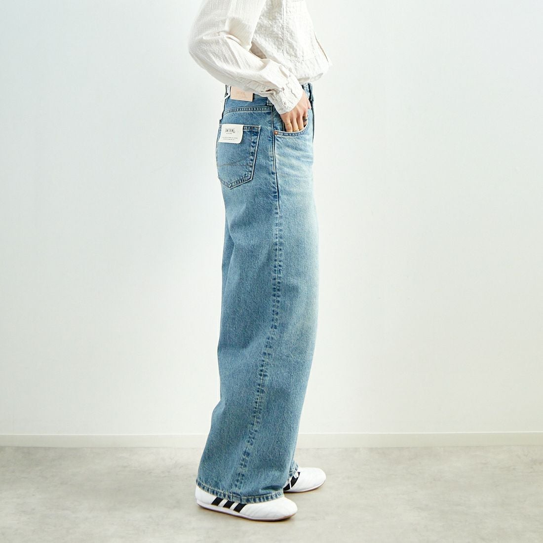 SOMETHING [サムシング] LISA ヴィンテージワイドデニムパンツ [SEA10] 56 L.BLUE &&モデル身長：160cm 着用サイズ：S&&