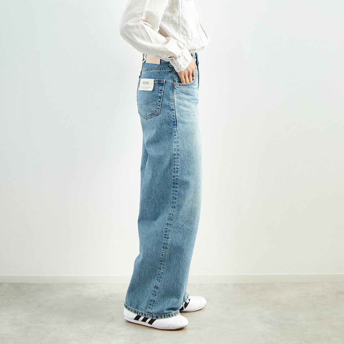 SOMETHING [サムシング] LISA ヴィンテージワイドデニムパンツ [SEA10] 56 L.BLUE &&モデル身長：160cm 着用サイズ：S&&