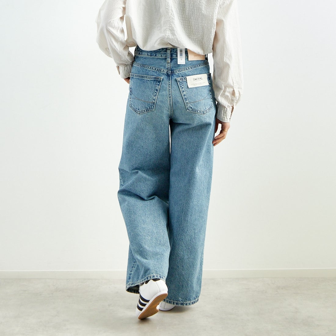 SOMETHING [サムシング] LISA ヴィンテージワイドデニムパンツ [SEA10] 56 L.BLUE &&モデル身長：160cm 着用サイズ：S&&