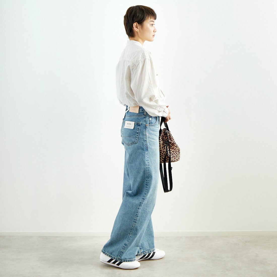 SOMETHING [サムシング] LISA ヴィンテージワイドデニムパンツ [SEA10] 56 L.BLUE &&モデル身長：160cm 着用サイズ：S&&