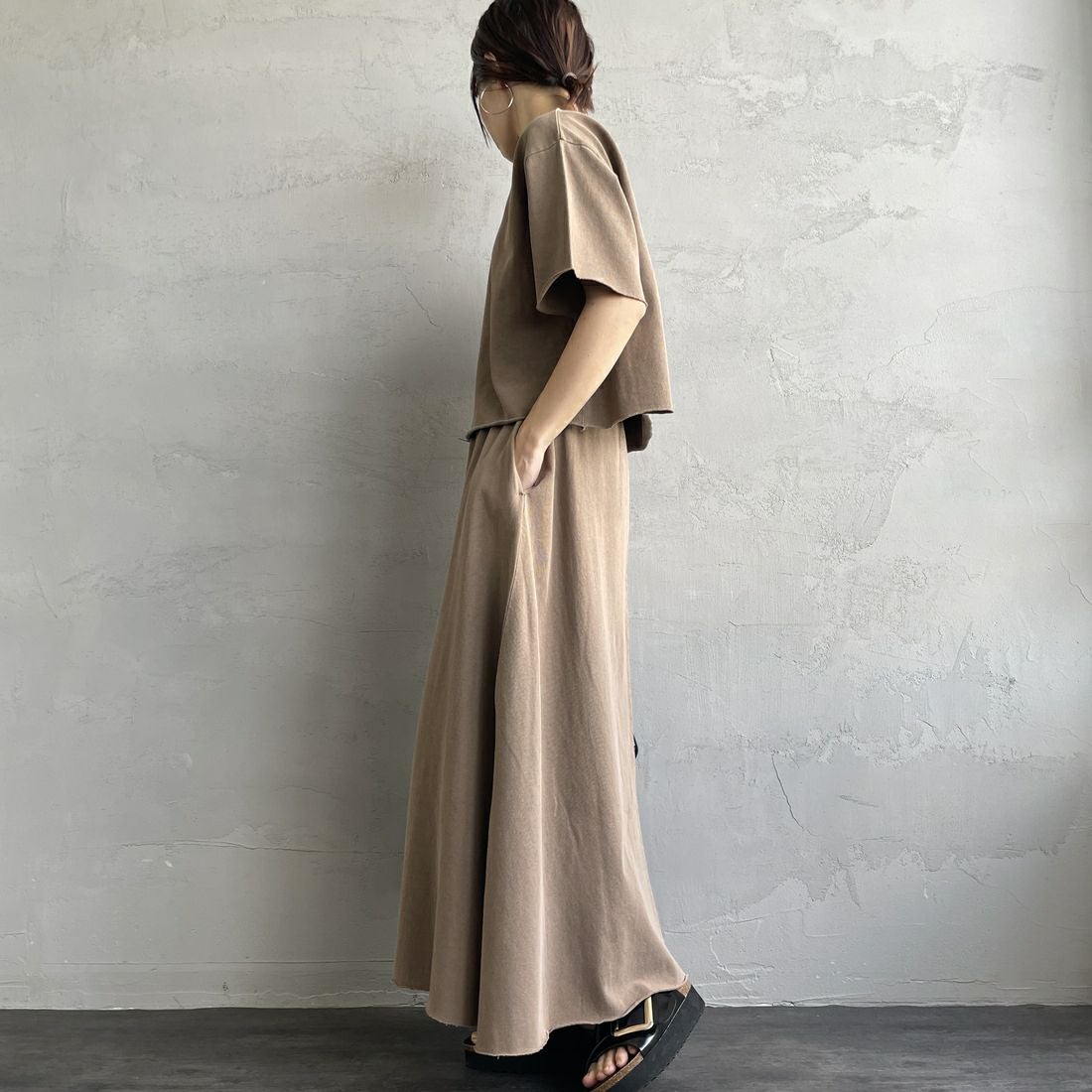 STAR&STRIPE [スターアンドストライプ] 別注 カットオフ マキシ丈フレアスカート [SSMD-080-JF] BROWN &&モデル身長：158cm 着用サイズ：F&&