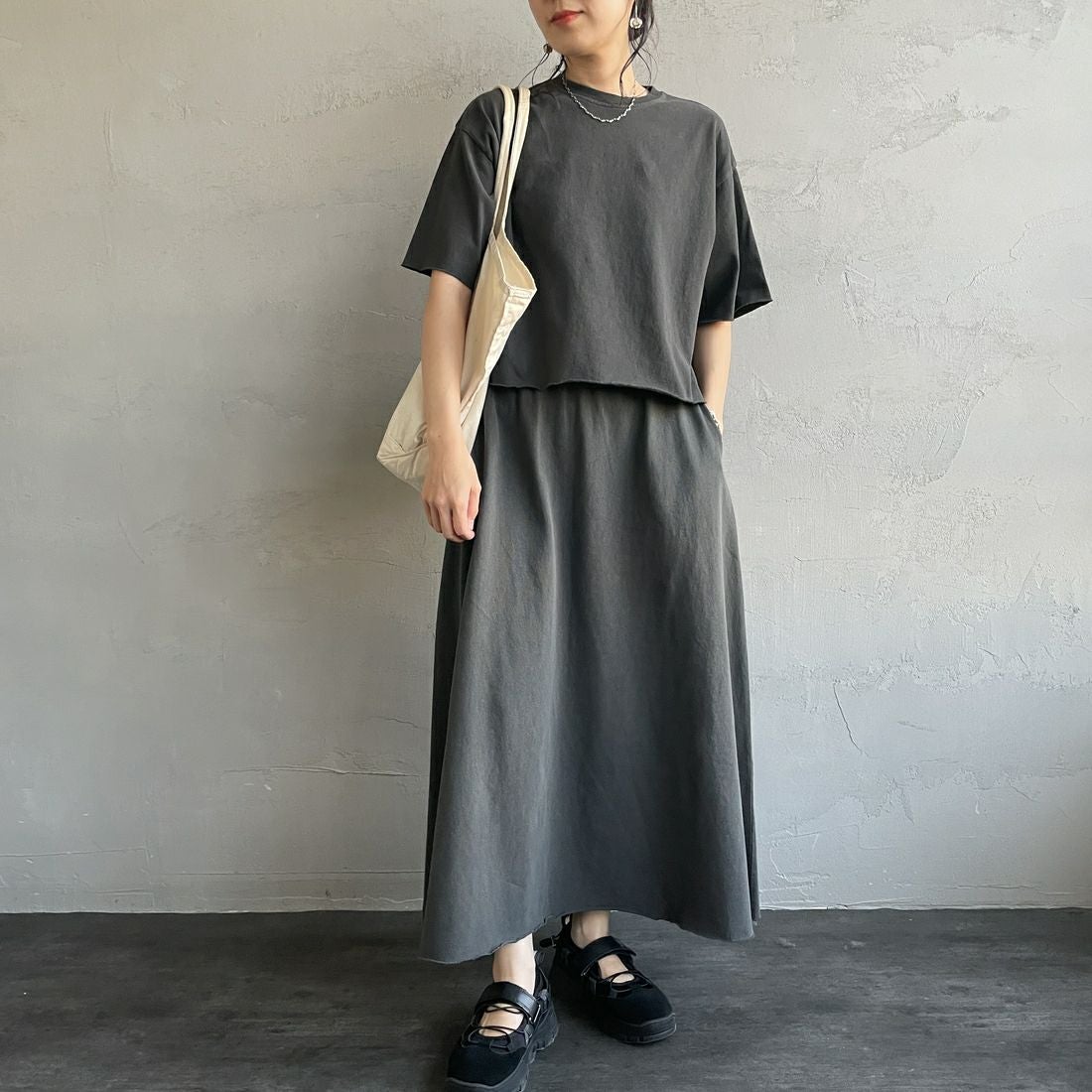 STAR&STRIPE [スターアンドストライプ] 別注 カットオフ マキシ丈フレアスカート [SSMD-080-JF] CHARCOAL &&モデル身長：160cm 着用サイズ：F&&