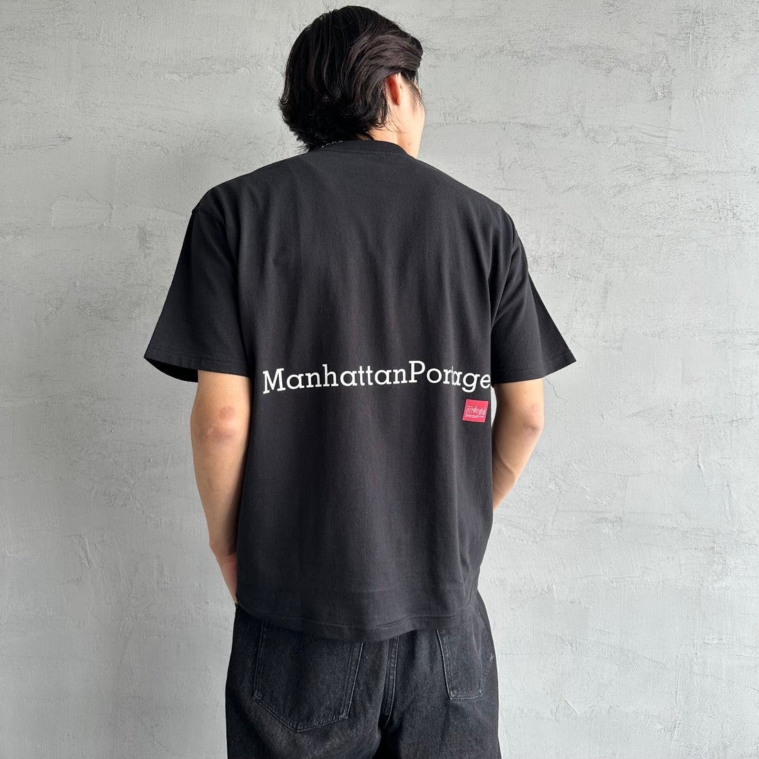 MANHATTAN PORTAGE [マンハッタンポーテージ] 別注 ポケット刺繍 バックプリントTシャツ [25SSMP-IN62-JF] BLACK &&モデル身長：179cm 着用サイズ：L&&