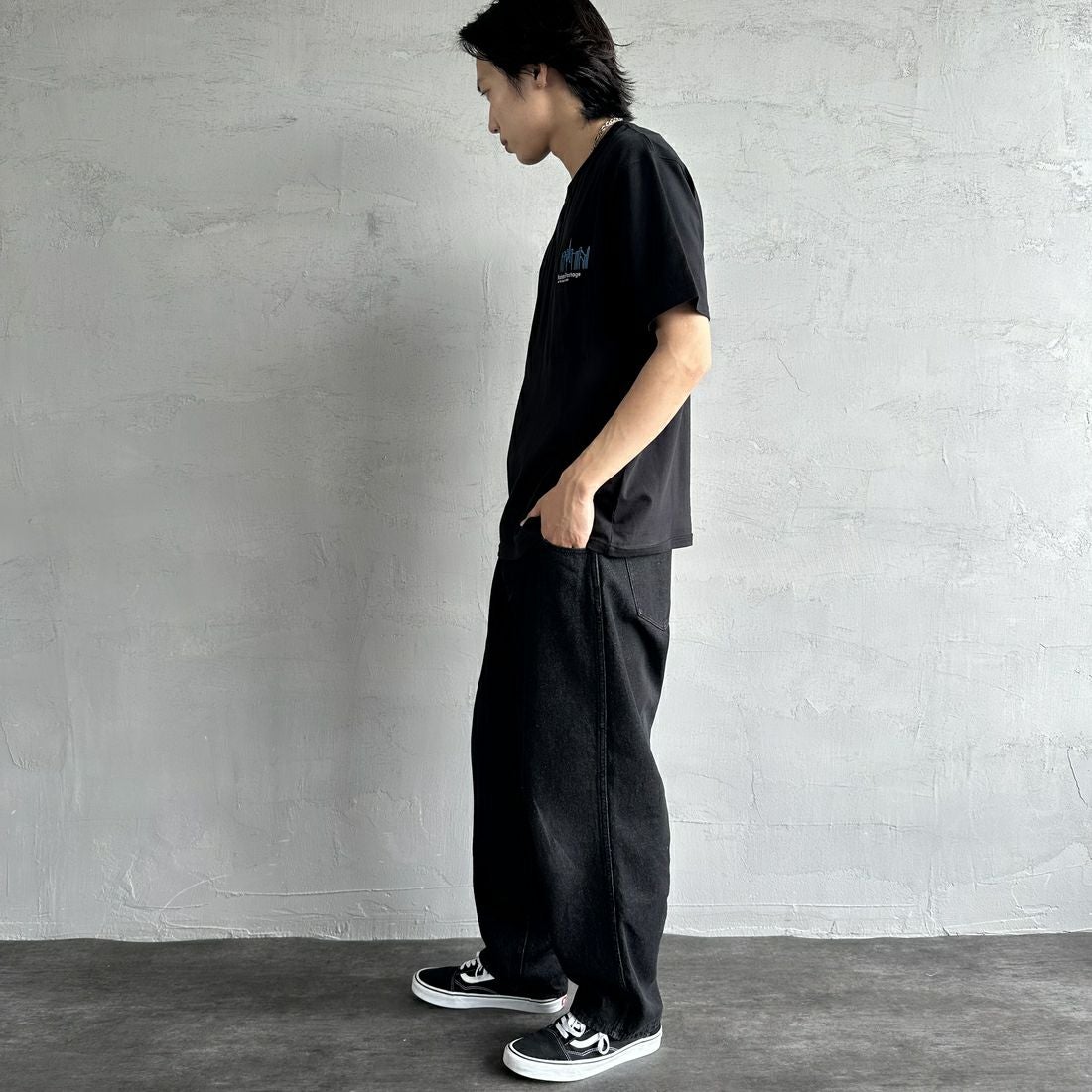 MANHATTAN PORTAGE [マンハッタンポーテージ] 別注 ポケット刺繍 バックプリントTシャツ [25SSMP-IN62-JF] BLACK &&モデル身長：179cm 着用サイズ：L&&