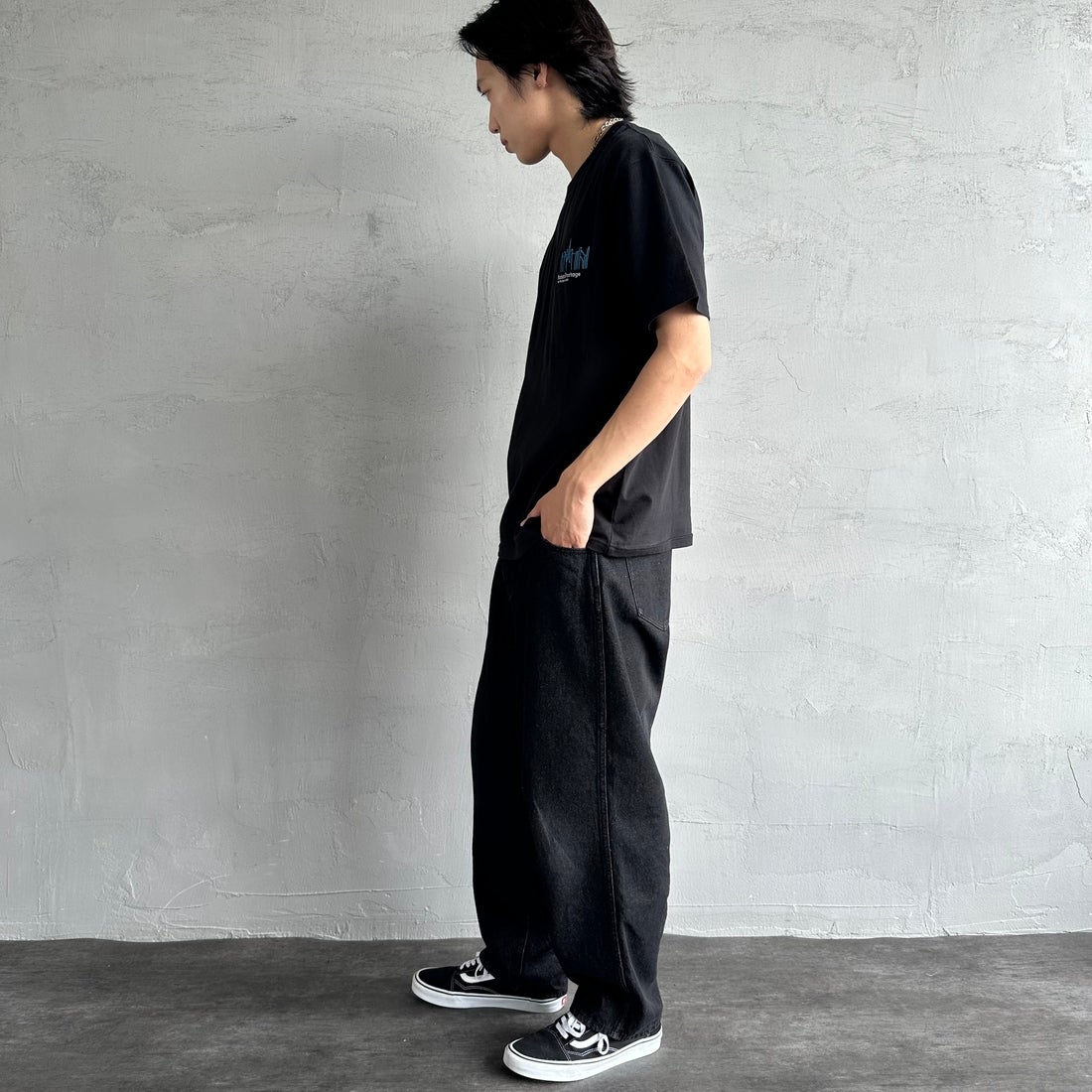 MANHATTAN PORTAGE [マンハッタンポーテージ] 別注 ポケット刺繍 バックプリントTシャツ [25SSMP-IN62-JF] BLACK &&モデル身長：179cm 着用サイズ：L&&