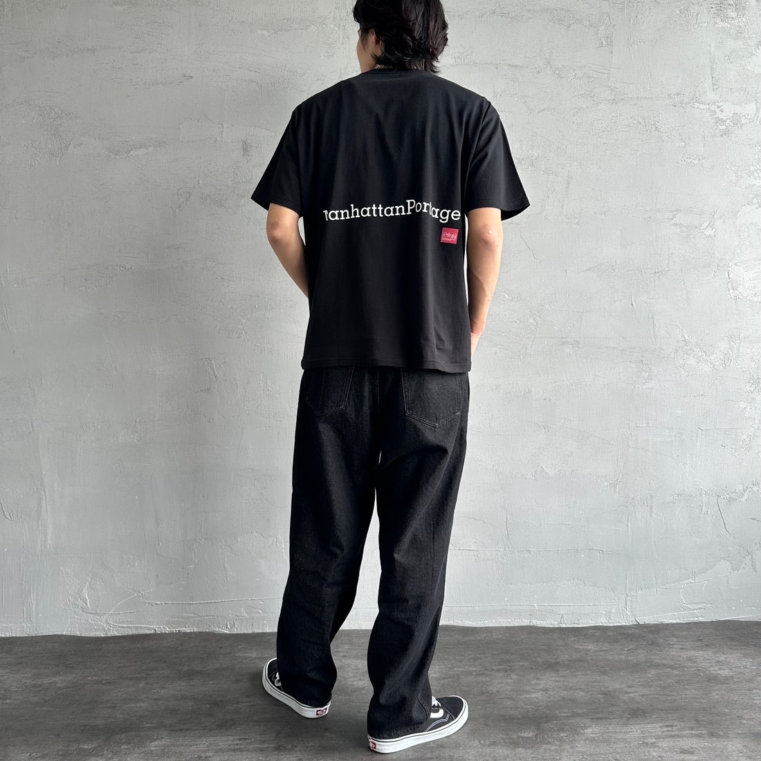 MANHATTAN PORTAGE [マンハッタンポーテージ] 別注 ポケット刺繍 バックプリントTシャツ [25SSMP-IN62-JF] BLACK &&モデル身長：179cm 着用サイズ：L&&