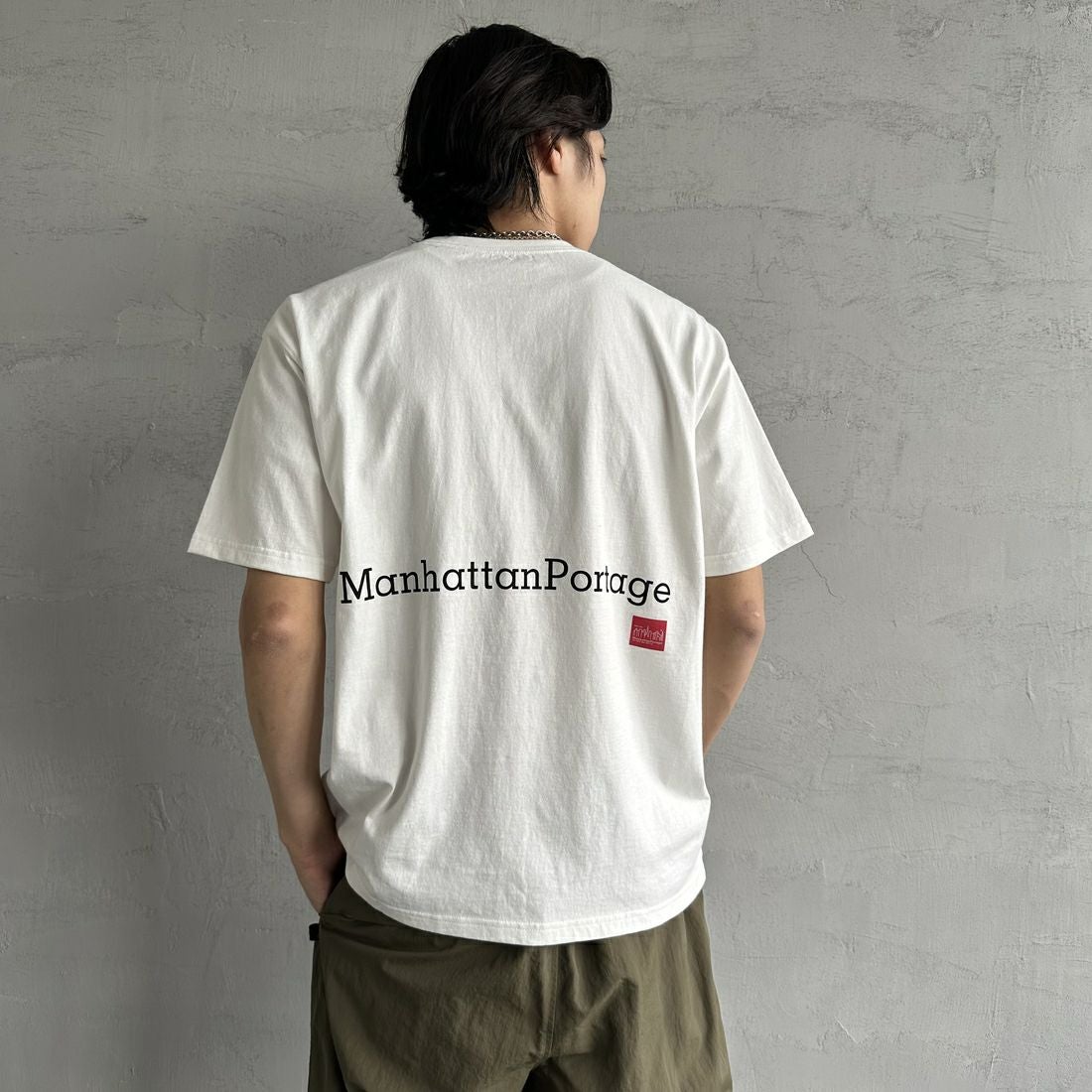 MANHATTAN PORTAGE [マンハッタンポーテージ] 別注 ポケット刺繍 バックプリントTシャツ [25SSMP-IN62-JF] WHITE &&モデル身長：179cm 着用サイズ：L&&