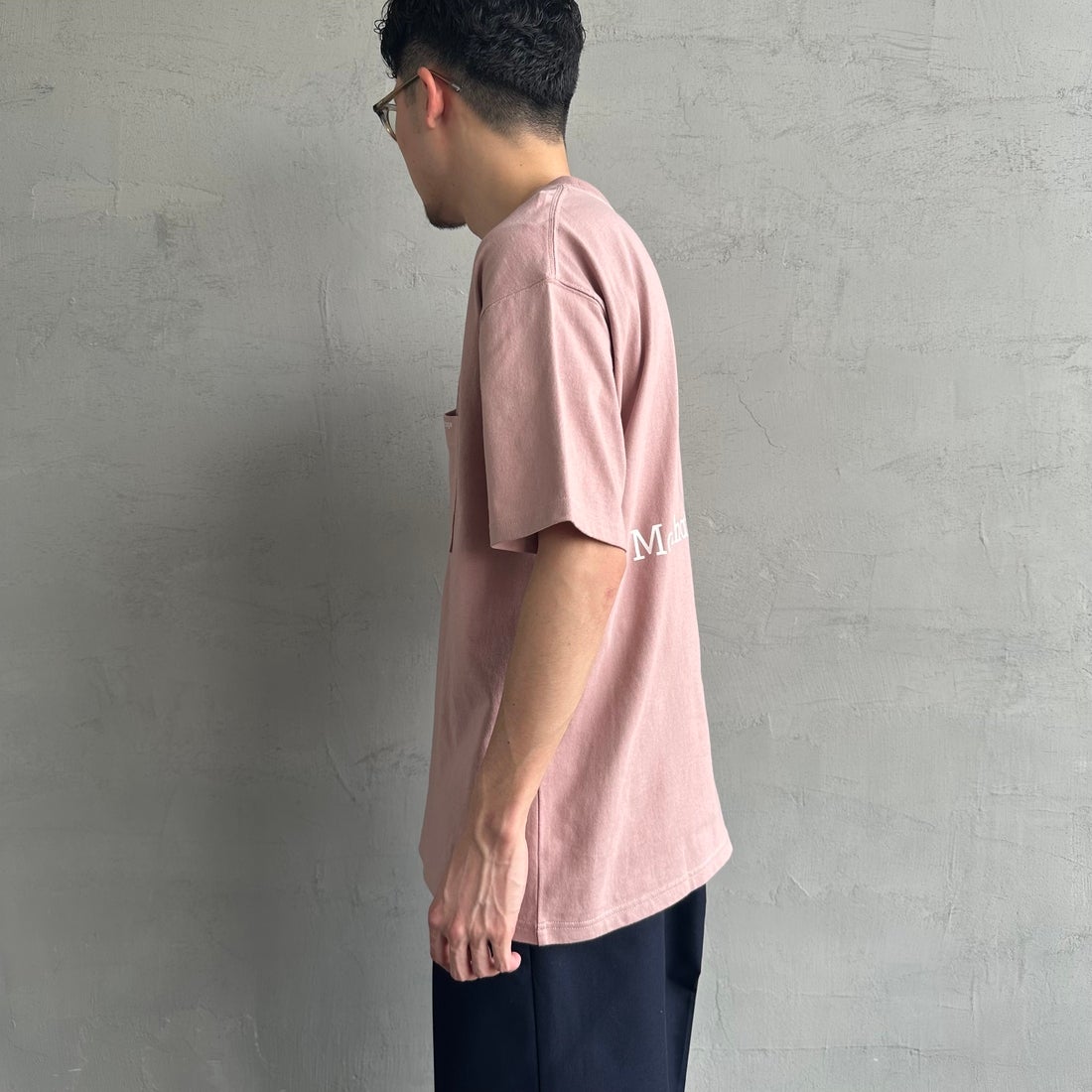 MANHATTAN PORTAGE [マンハッタンポーテージ] 別注 ポケット刺繍 バックプリントTシャツ [25SSMP-IN62-JF] PINK &&モデル身長：167cm 着用サイズ：L&&