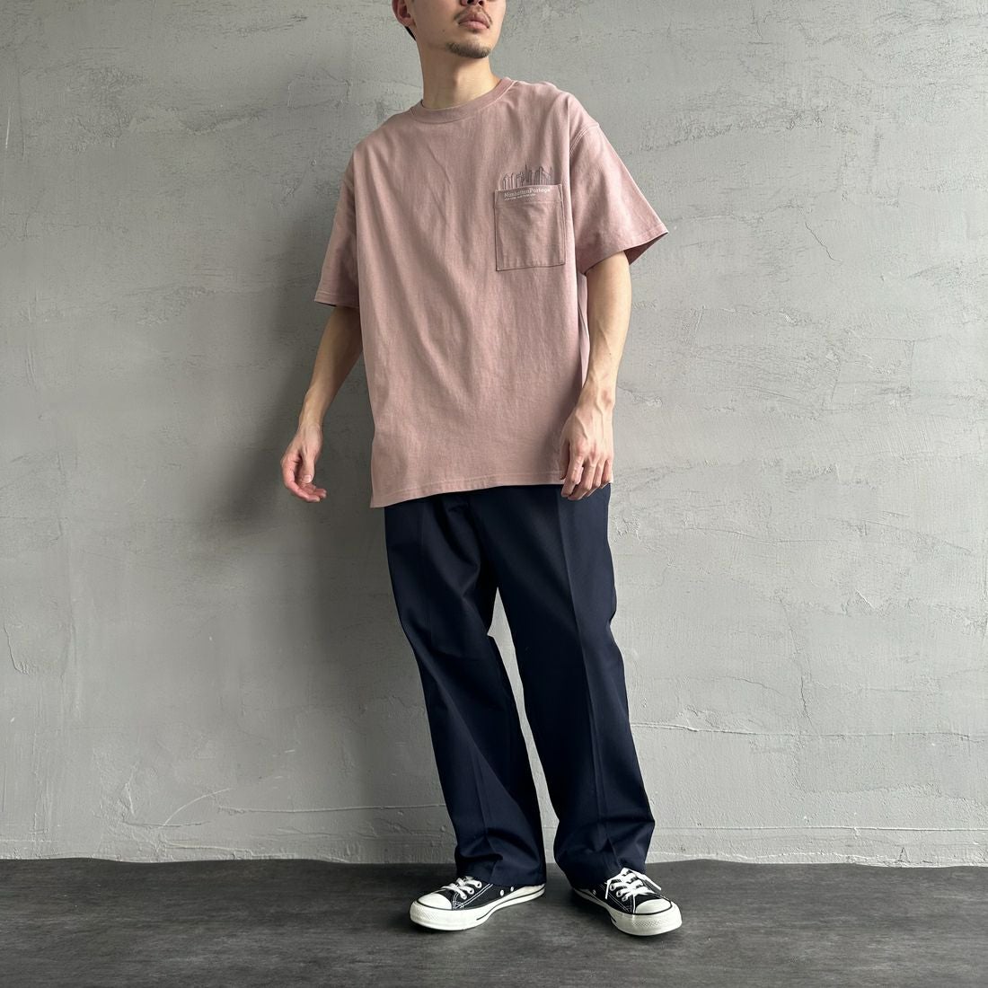 MANHATTAN PORTAGE [マンハッタンポーテージ] 別注 ポケット刺繍 バックプリントTシャツ [25SSMP-IN62-JF] PINK &&モデル身長：167cm 着用サイズ：L&&