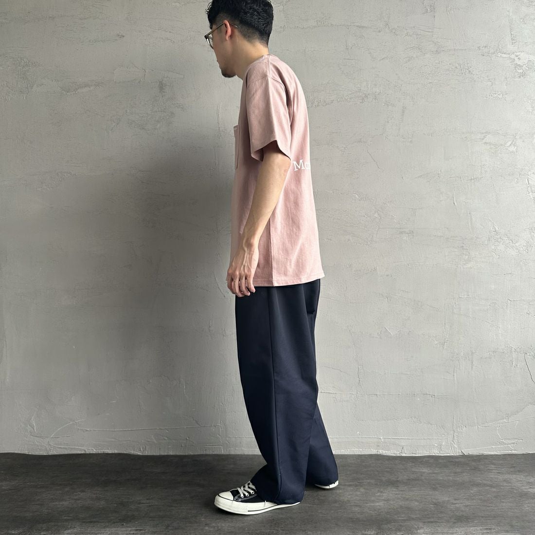 MANHATTAN PORTAGE [マンハッタンポーテージ] 別注 ポケット刺繍 バックプリントTシャツ [25SSMP-IN62-JF] PINK &&モデル身長：167cm 着用サイズ：L&&