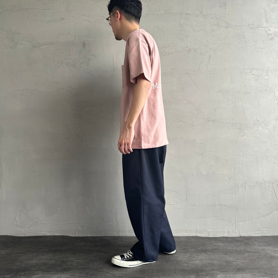 MANHATTAN PORTAGE [マンハッタンポーテージ] 別注 ポケット刺繍 バックプリントTシャツ [25SSMP-IN62-JF] PINK &&モデル身長：167cm 着用サイズ：L&&