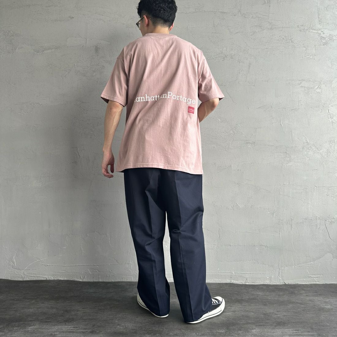 MANHATTAN PORTAGE [マンハッタンポーテージ] 別注 ポケット刺繍 バックプリントTシャツ [25SSMP-IN62-JF] PINK &&モデル身長：167cm 着用サイズ：L&&