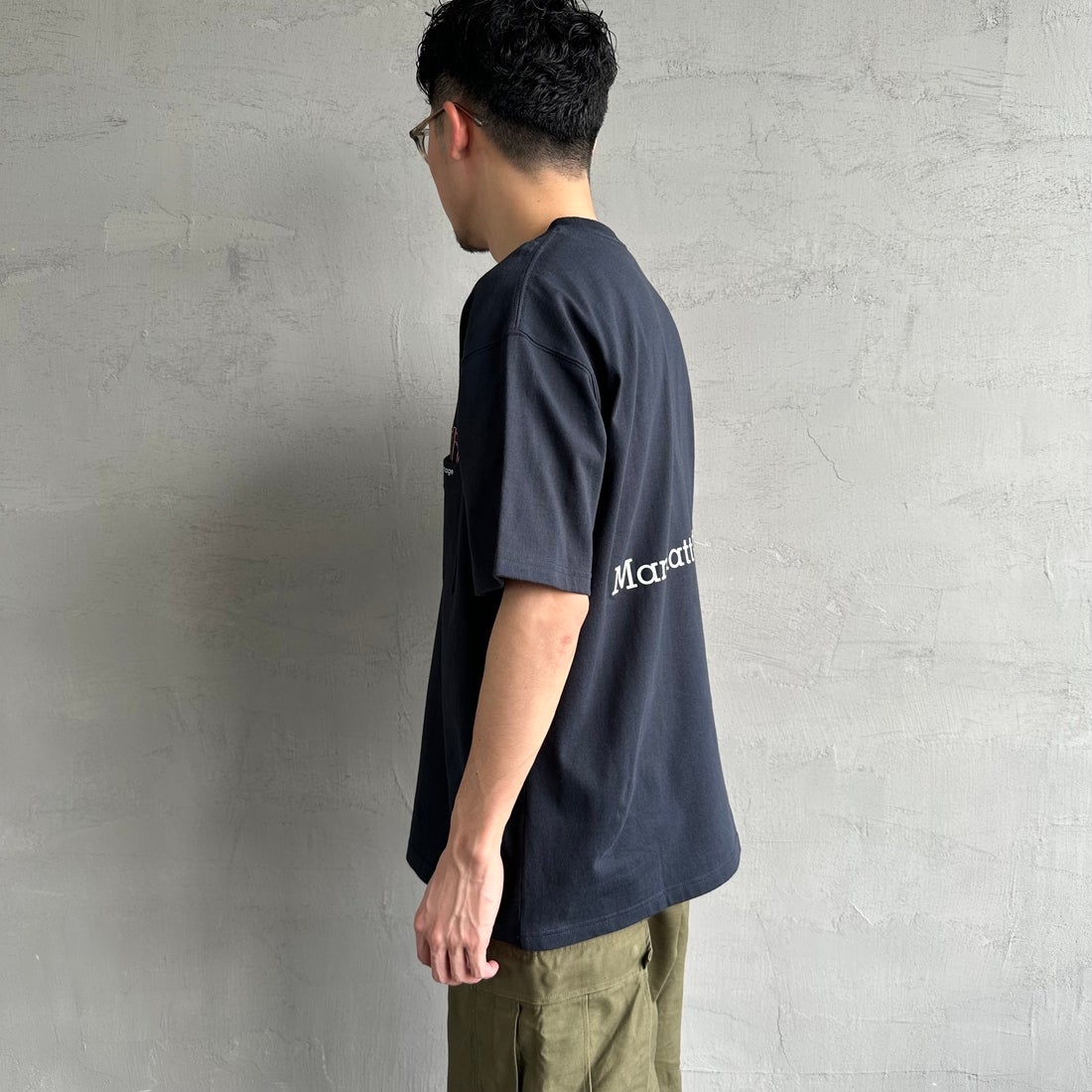 MANHATTAN PORTAGE [マンハッタンポーテージ] 別注 ポケット刺繍 バックプリントTシャツ [25SSMP-IN62-JF] NAVY &&モデル身長：167cm 着用サイズ：L&&