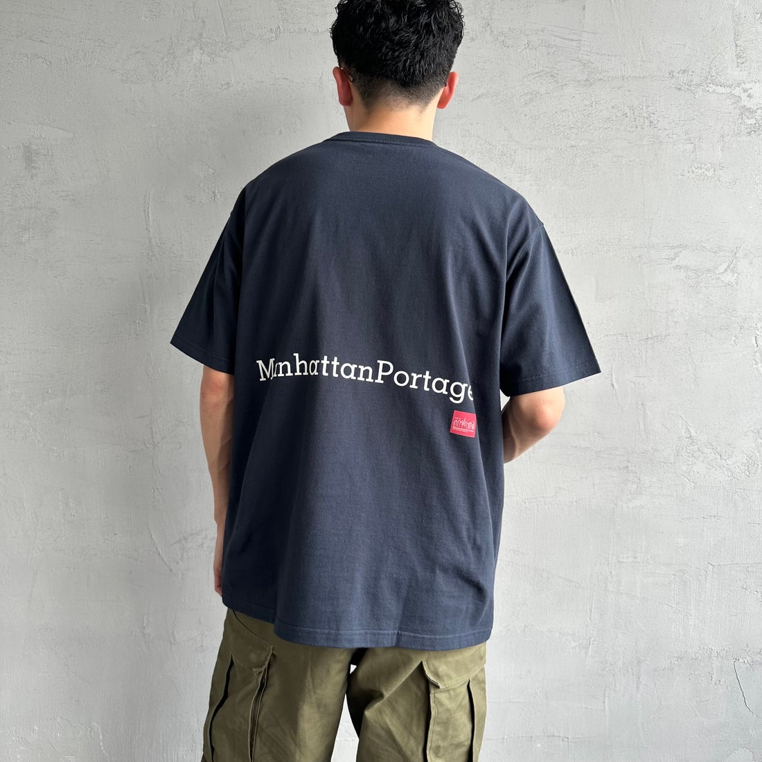 MANHATTAN PORTAGE [マンハッタンポーテージ] 別注 ポケット刺繍 バックプリントTシャツ [25SSMP-IN62-JF] NAVY &&モデル身長：167cm 着用サイズ：L&&