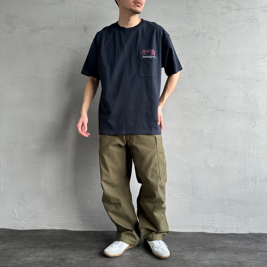 MANHATTAN PORTAGE [マンハッタンポーテージ] 別注 ポケット刺繍 バックプリントTシャツ [25SSMP-IN62-JF] NAVY &&モデル身長：167cm 着用サイズ：L&&
