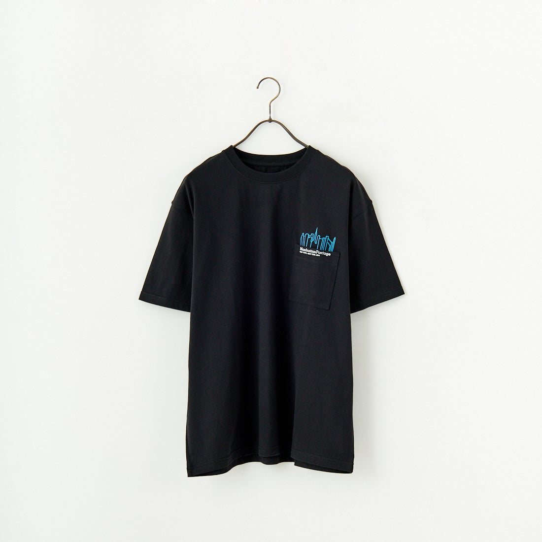 MANHATTAN PORTAGE [マンハッタンポーテージ] 別注 ポケット刺繍 バックプリントTシャツ [25SSMP-IN62-JF] BLACK