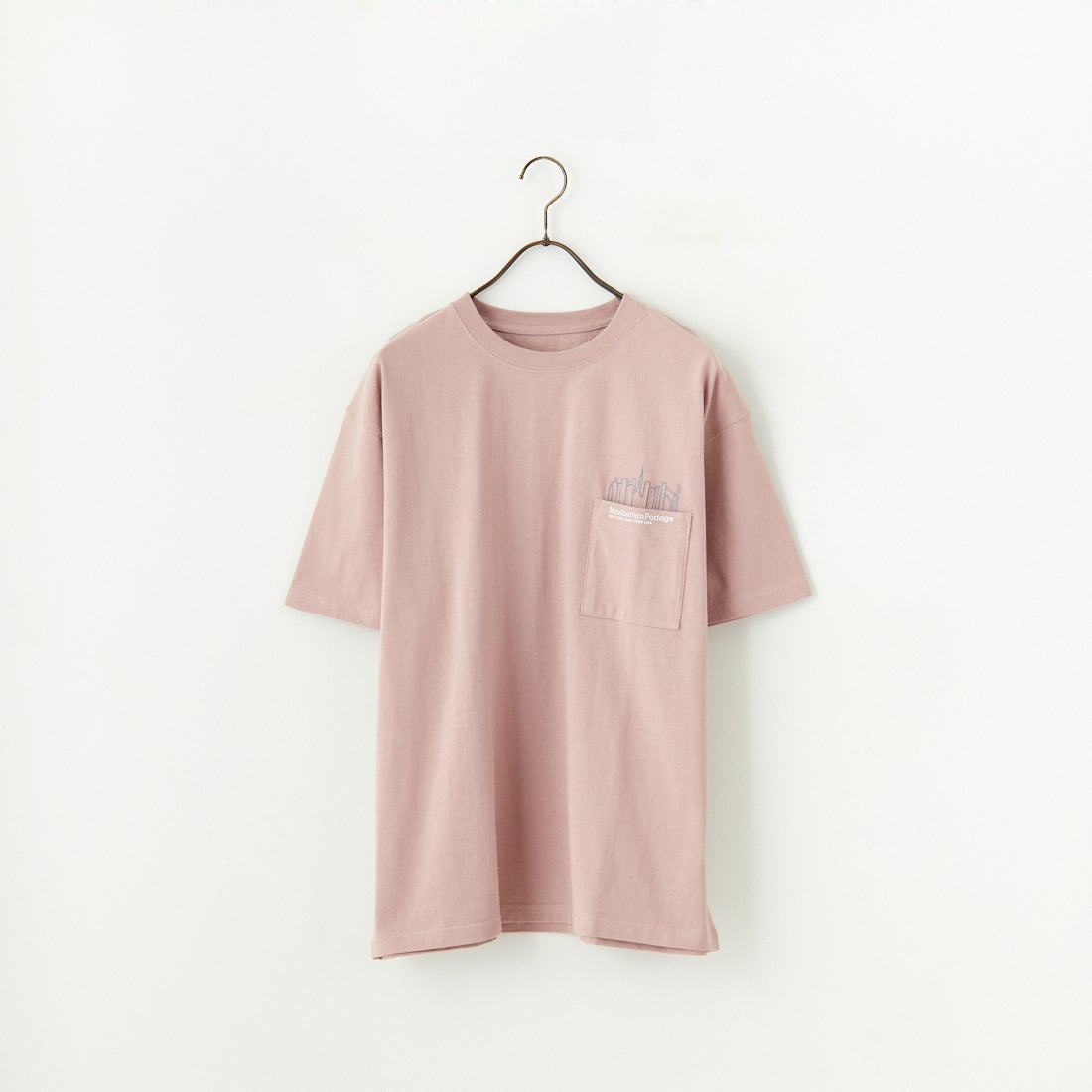 MANHATTAN PORTAGE [マンハッタンポーテージ] 別注 ポケット刺繍 バックプリントTシャツ [25SSMP-IN62-JF] PINK