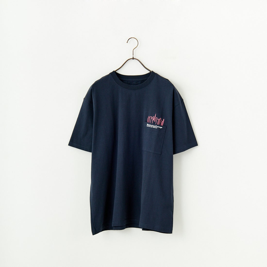 MANHATTAN PORTAGE [マンハッタンポーテージ] 別注 ポケット刺繍 バックプリントTシャツ [25SSMP-IN62-JF] NAVY