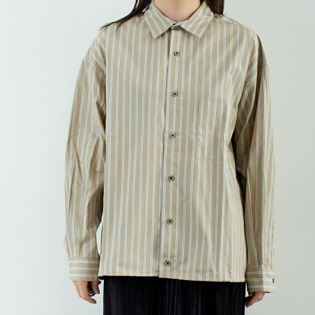 SLICK [スリック] 100/2 ストライプドローストリングシャツ [5155913] 505 BEIGE &&モデル身長：167cm 着用サイズ：0&&