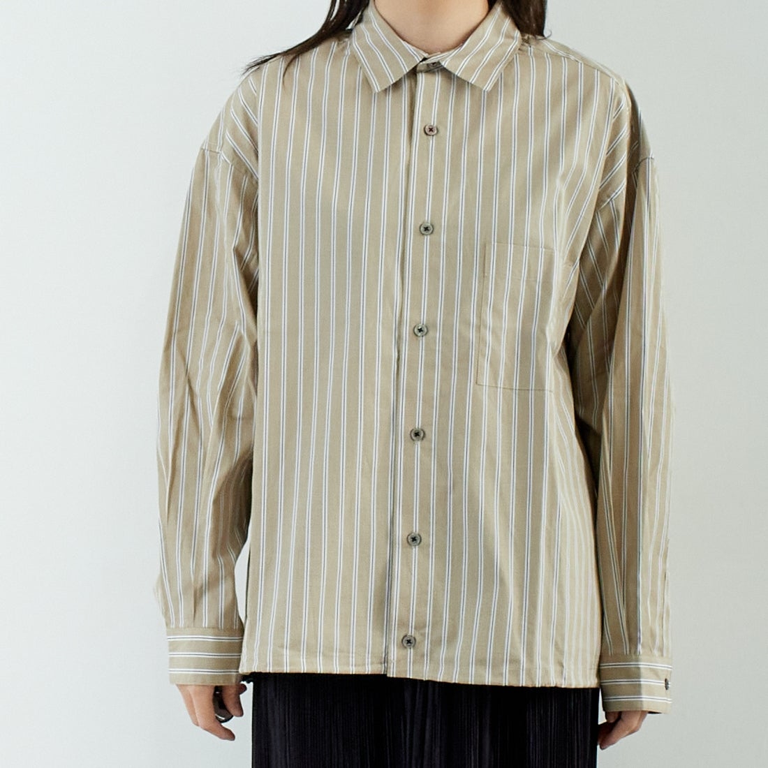 SLICK [スリック] 100/2 ストライプドローストリングシャツ [5155913] 505 BEIGE &&モデル身長：167cm 着用サイズ：0&&