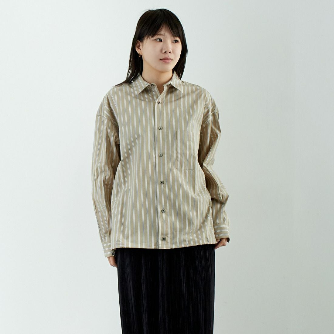 SLICK [スリック] 100/2 ストライプドローストリングシャツ [5155913] 505 BEIGE &&モデル身長：167cm 着用サイズ：0&&